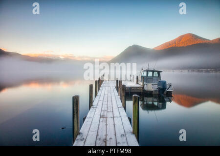 Ein nebeliger Morgen am Lake Rotoroa, Nelson Lakes National Park, Neuseeland. Stockfoto