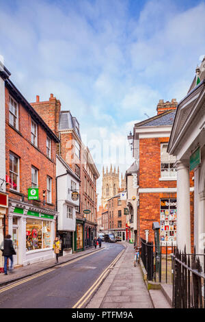 Low Petergate, York, in Richtung York Minster. Stockfoto