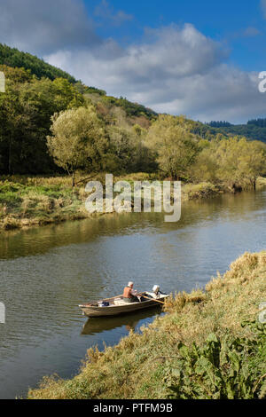 Boot auf dem Fluss Wye aus BROCKWEIR BRÜCKE. Stockfoto