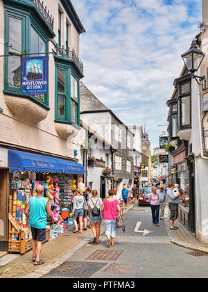 Vom 6. Juni 2018: Looe, Cornwall, Großbritannien - Einkaufen in Fore Street an einem warmen Frühlingstag. Stockfoto