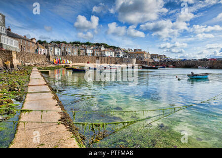 15. Juni 2018: Fowey, Cornwall, Großbritannien - den Hafen und das Dorf an einem hellen Sommertag. Stockfoto