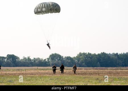 Ungarischen, Bulgarischen und US Special Operations Forces Parachute auf einem Flugplatz 21. Juli in Szolnok, Ungarn während einer kombinierten Betrieb als Teil der Übung Black Swan. Special Operations Forces aus den USA, Ungarn und Rumänien durchgeführt Statische kombinierte Online- und Höhenlage - geringe Öffnung airborne Operations 21. Juli 2017 während der Übung Black Swan in Ungarn. Black Swan war ein Ungarisch-led-Special Operations Forces Übung vom 26. Juni bis 22. Juli 2017 über Standorte in Bulgarien, Ungarn und Rumänien und enthalten Teilnehmer aus über acht Ländern. Fallschirmjäger aus den USA Stockfoto