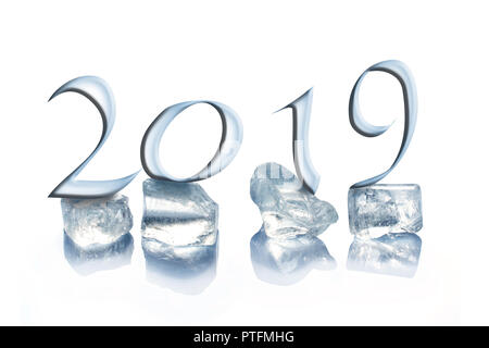 2019 Eiswürfel auf weißem Hintergrund Stockfoto