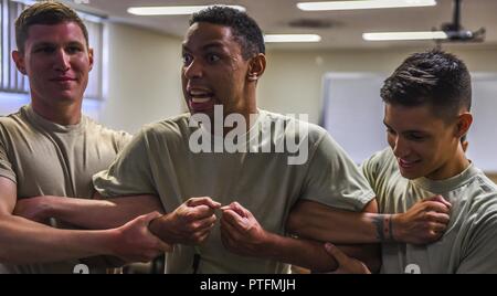 Us Air Force Airman 1st Class Jamsen Hayden, 18 Sicherheitskräfte Squadron defender, erträgt ein elektrischer Schock bei Taser und OC Spray training Juli 20, 2017, bei Kadena Air Base, Japan. Die Ausbildung ist obligatorisch für alle SFS Mitglieder, bevor Sie entweder die Taser oder OC Spray in realen Szenarien. Stockfoto