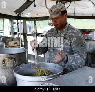 U.S. Army Reserve SPC. Kieth Duncan, einem kulinarischen Fachmann mit der 288Th Quartermaster Gesellschaft, stellt die grüne Bohnen während der zwei Wochen 2017 Quartermaster Flüssiglogistik Übung in Joint Base Lewis McChord, Jan. 14 bis 27, 2017. QLLEX ermöglicht die US Army Reserve Einheiten, um ihr Können unter Beweis zu stellen und der realen Welt Kraftstoff und Wasser unterstützt, während der Ausbildung an der taktischen, operativen und strategischen Ebene. Stockfoto