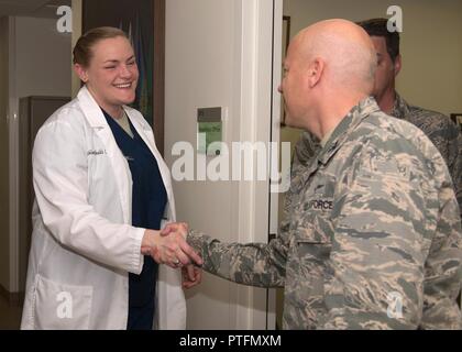 Oberst Roman L. Hund, 66th Air Base Group Commander, gratuliert Staff Sgt. Kathleen Schilde auf Ihre Auswahl für die Förderung der technischen Sergeant an der Basis Klinik Juli 19. Die Air Force hat 8.167 Mitarbeiter sergeants für ausgewählte Werbeaktion technische Sergeant der 25,552 förderfähig. Bei Hanscom 13 Personal sergeants ausgewählt wurden. Stockfoto