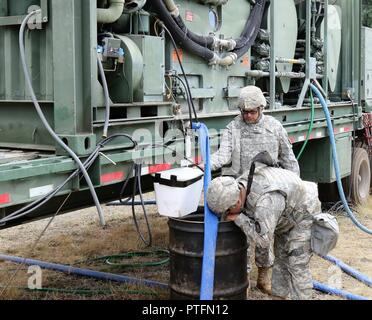 Soldaten der US-Army Reserve 340 Quartermaster Unternehmen betreiben eine Wäscherei Advanced System während der zwei Wochen 2017 Quartermaster Flüssiglogistik Übung in Joint Base Lewis McChord, WA, 24.07.14, 27, 2017. QLLEX ermöglicht die US Army Reserve Einheiten, um ihr Können unter Beweis zu stellen und der realen Welt Kraftstoff und Wasser unterstützt, während der Ausbildung an der taktischen, operativen und strategischen Ebene. Stockfoto