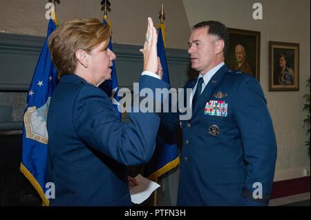 Maxwell AFB, Ala - Allgemeine Lori J. Robinson, Commander, North American Aerospace Defense Command (NORAD) und United States Northern Command Stockfoto