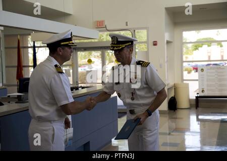 Us-Marine Kapitän Frank S. Pearson, Kommandierender Offizier Naval Hospital Camp Pendleton, schüttelt die Hand des ausgehenden Cmdr. Christopher J. Maldarella während der Änderung kostenlos Zeremonie am Zweig Gesundheit Klinik Yuma Marine Corps Air Station Yuma Ariz, 13. Juli 2017. Stockfoto