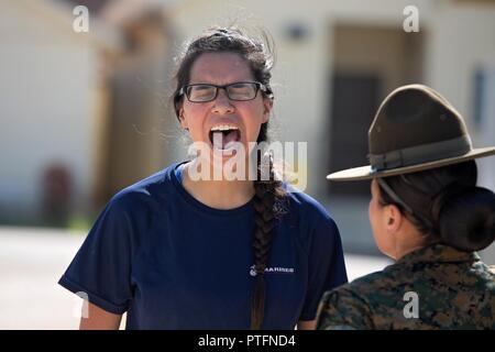 Eine poolee vom Recruiting Station San Antonio schreit in Reaktion auf einen drill instructor während einer Frauen-pool Funktion im Camp Bullis, Texas, am 22. Juli. Pool Funktionen statt Zukunft Marines für die physische und psychische Belastung des Marine Corps zur Vorbereitung Ausbildung rekrutieren. Stockfoto