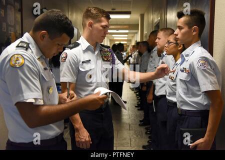 Mississippi Luftwaffe Junior ROTC Kadetten Natanael Rivera, St. Martin an der High School, und Kane Crawford, Bay High School, Bay St. Louis, eine einheitliche Inspektion auf Jose Martinez, Biloxi High School, während einer JROTC Cadet Führung Kurs Verhalten auf der Mathies NCO Academy Juli 12, 2017, auf Keesler Air Force Base, Fräulein rund 140 JROTC Studenten aus 15 Schulen in fünf Mitgliedstaaten die Woche besucht - lange Kurs an keesler, der mit einer Parade und Abschlussfeier beendet. Stockfoto