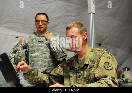 Oberstleutnant Erik S. Benson und Sergeant First Class Sam Yang, der 364 Expeditionary Sustainment Command (ESC) unterstützt die 593Rd ESC während des gemeinsamen Betrieb Talisman Sabre 17, auf einer gemeinsamen Basis Lewis McChord als Teil ihrer jährlichen Übung. Stockfoto