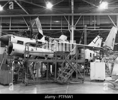Ling-Tempco - Vaught A-7D Corsair II, die sich einer Depot Instandhaltung an Tinker Air Force Base, Oklahoma in Gebäude 3001 ca. April 1982. Stockfoto