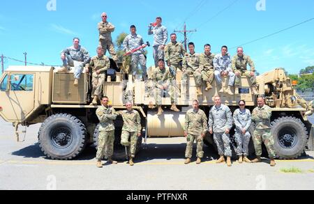 Sgt. 1. Klasse Omar Rios, 728Th Transportation Company NCOIC und Staff Sgt. Patrick Weiß, 728Th TC motor Sergeant, in Camp Pendleton, Kalifornien für große Lose-West 2017, wo Sie in Ihren ersten jährlichen Schulungsveranstaltung teilnehmen gereist, im Laufe des Monats Juli. Hier stehen Sie mit Ihren Soldaten vor der Oshkosh HEMTT Abschleppdienst, der "wrecker", führt für die schwierigsten recovery Missionen bekannt. Grosse LOSE-West 2017 ist ein United States Army Reserve funktionelle Übung Teil der Armee finden Training Strategie, um die Bereitschaft von conducti zu verbessern Stockfoto