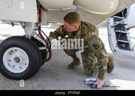 1. Lt. Matt MacKenzie, der Pittsburgh, Pa., Charlie Company, 2nd Battalion, 228Th Aviation Regiment, Fort Bragg, N.C., führt während Sabre Guardian17 am Ton Kaserne, Deutschland, 20. Juli 2017 ein pre-flight Inspection auf einem C-12. MacKenzie, ein Erster Offizier mit PSA Airlines, eine 100-prozentige Tochtergesellschaft der American Airlines, lebt und arbeitet in Charlotte, N.C., und ist Absolvent der Embry-Riddle University. Sabre Guardian verbessert die Interoperabilität, stärkt das Vertrauen und die Sicherheit zwischen den Nationen, während die Verbesserung der Infrastruktur, Leistungsfähigkeit und Kapazität an ausgewählten Standorten im gesamten Stockfoto