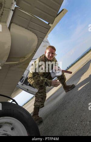 1. Lt. Matt MacKenzie, der Pittsburgh, Pa., Charlie Company, 2nd Battalion, 228Th Aviation Regiment, Fort Bragg, N.C., führt während Sabre Guardian17 am Ton Kaserne, Deutschland, 20. Juli 2017 ein pre-flight Inspection auf einem C-12. MacKenzie, ein Erster Offizier mit PSA Airlines, eine 100-prozentige Tochtergesellschaft der American Airlines, lebt und arbeitet in Charlotte, N.C., und ist Absolvent der Embry-Riddle University. Sabre Guardian verbessert die Interoperabilität, stärkt das Vertrauen und die Sicherheit zwischen den Nationen, während die Verbesserung der Infrastruktur, Leistungsfähigkeit und Kapazität an ausgewählten Standorten im gesamten Stockfoto