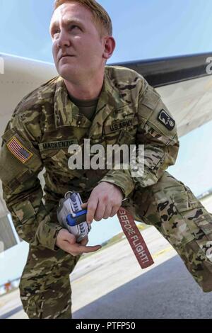 1. Lt. Matt MacKenzie, der Pittsburgh, Pa., Charlie Company, 2nd Battalion, 228Th Aviation Regiment, Fort Bragg, N.C., führt während Sabre Guardian17 am Ton Kaserne, Deutschland, 20. Juli 2017 ein pre-flight Inspection auf einem C-12. MacKenzie, ein Erster Offizier mit PSA Airlines, eine 100-prozentige Tochtergesellschaft der American Airlines, lebt und arbeitet in Charlotte, N.C., und ist Absolvent der Embry-Riddle University. Sabre Guardian verbessert die Interoperabilität, stärkt das Vertrauen und die Sicherheit zwischen den Nationen, während die Verbesserung der Infrastruktur, Leistungsfähigkeit und Kapazität an ausgewählten Standorten im gesamten Stockfoto