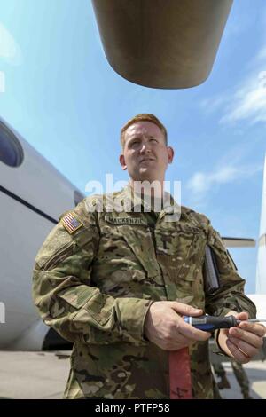 1. Lt. Matt MacKenzie, der Pittsburgh, Pa., Charlie Company, 2nd Battalion, 228Th Aviation Regiment, Fort Bragg, N.C., führt während Sabre Guardian17 am Ton Kaserne, Deutschland, 20. Juli 2017 ein pre-flight Inspection auf einem C-12. MacKenzie, ein Erster Offizier mit PSA Airlines, eine 100-prozentige Tochtergesellschaft der American Airlines, lebt und arbeitet in Charlotte, N.C., und ist Absolvent der Embry-Riddle University. Sabre Guardian verbessert die Interoperabilität, stärkt das Vertrauen und die Sicherheit zwischen den Nationen, während die Verbesserung der Infrastruktur, Leistungsfähigkeit und Kapazität an ausgewählten Standorten im gesamten Stockfoto