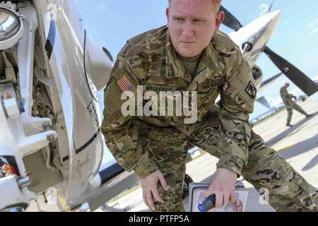 1. Lt. Matt MacKenzie, der Pittsburgh, Pa., Charlie Company, 2nd Battalion, 228Th Aviation Regiment, Fort Bragg, N.C., führt während Sabre Guardian17 am Ton Kaserne, Deutschland, 20. Juli 2017 ein pre-flight Inspection auf einem C-12. MacKenzie, ein Erster Offizier mit PSA Airlines, eine 100-prozentige Tochtergesellschaft der American Airlines, lebt und arbeitet in Charlotte, N.C., und ist Absolvent der Embry-Riddle University. Sabre Guardian verbessert die Interoperabilität, stärkt das Vertrauen und die Sicherheit zwischen den Nationen, während die Verbesserung der Infrastruktur, Leistungsfähigkeit und Kapazität an ausgewählten Standorten im gesamten Stockfoto