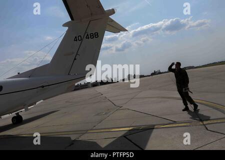 1. Lt. Matt MacKenzie, der Pittsburgh, Pa., 2nd Battalion, 228Th Aviation Regiment, Fort Bragg, N.C., führt während Sabre Guardian17 am Ton Kaserne, Deutschland, 20. Juli 2017 ein pre-flight Inspection auf einem C-12. MacKenzie, ein Erster Offizier mit PSA Airlines, eine 100-prozentige Tochtergesellschaft der American Airlines, lebt und arbeitet in Charlotte, N.C., und ist Absolvent der Embry-Riddle University. Sabre Guardian verbessert die Interoperabilität, stärkt das Vertrauen und die Sicherheit zwischen den Nationen, während die Verbesserung der Infrastruktur, Leistungsfähigkeit und Kapazität an ausgewählten Standorten in ganz Europa zu gewährleisten, Stockfoto