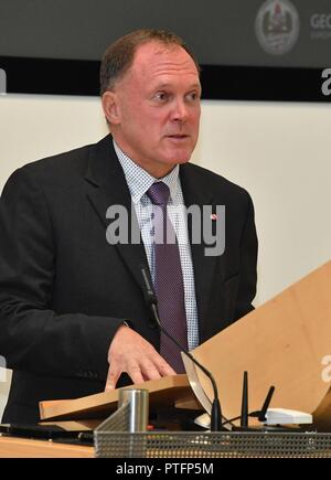 GARMISCH - Partenkirchen, Deutschland (17. Juli 2017) - Professor James Howcroft, Direktor des Forums Terrorismus und Sicherheit, eine Alumni Podiumsdiskussion über "Flüchtlinge, Terrorismus" Juli 17 während PTSS 17-13 am George C. Marshall Europäisches Zentrum für Sicherheitsstudien moderiert. # PTSS 17 13 (Marshall Center Stockfoto