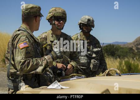 Generalmajor Chris Gentry, Kommandierender General der ersten Armee United States Army Reserve unterstützt den Befehl, Mitte, spricht mit Leitenden Beobachter Trainer/Ausbilder Lieutenant Colonel Darren Fowler, Links, und Oberst Feuerstein Patterson, rechts, 4.Kavallerie Dokumentenportal Training Brigade, zugewiesen, während des Kampfes Support Training Übung 91-17-03 14 Juli, 2017 auf Camp Roberts, CA. CSTX ist ein 91St TD LED konzipiert bekämpfen und bekämpfen - Service - Support Einheiten zur Planung, Vorbereitung, Überwachung und Durchführung von Pre-Mobilisierung gemeinsame Aus- und Fortbildung. Stockfoto