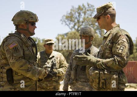 Generalmajor Todd McCaffrey, Kommandierender General der ersten Armee Division Ost, führt ein Schlachtfeld im Kampf Support Training Übung 91-17-03 vom 20. Juli 2017 auf Fort Hunter Liggett, CA. CSTX ist ein 91St Abteilung Weiterbildung led konzipiert bekämpfen und bekämpfen - Service - Support Einheiten zur Planung, Vorbereitung, Überwachung und Durchführung von Pre-Mobilisierung gemeinsame Aus- und Fortbildung. Stockfoto