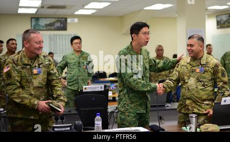 Singapur Armee Brig. Gen. Goh Si Hou, Kommandant der 6. Division Singapur Streitkräfte trifft sich mit der U.S. Army Oberst Mose Kaoiwi, Kommandeur der 29 Infantry Brigade Combat Team, während der 37. jährlichen Tiger Balm Übung im Mandai Hill Camp, Singapur Jan. 19, 2017. Diese Übung fördert die berufliche Beziehung, die Bekämpfung der Bereitschaft und Interoperabilität zwischen den Vereinigten Staaten und Singapur Armeen zu treffen und zeigen regionale Sicherheit, Partnerschaft und lösen. Dieser zweiwöchige lange bilaterale Übung ist in Hawaii auf sogar Jahre und in Singapur auf ungerade Jahre bewirtet. Gleichzeitig ist diese exerc Stockfoto