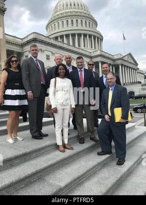 North Carolina National Guard Soldaten und Piloten die Teilnahme an Betrieb Potomac stehen vor der US-Kapitol in Washington, D.C. am 12. Juli 2017. Betrieb Potomac bietet eine Gelegenheit für Mid-career Offiziere und Unteroffiziere Einblick in die strategische Ebene Budgetierung und die Umsetzung der Politik zu gewinnen, indem sie reisen nach Washington und Treffen mit Mitgliedern des Kongresses und National Guard Bureau Führung. Stockfoto