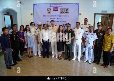 Von Links nach Rechts: Herr Seng Dararith, U.S. Naval Medical Research Unit Nr. 2 (NAMRU-2), COL Nou Sarin (Direktor, SRA-Em Lazarett), Herr Summe Bunsong, Frau Kheng Sereisophea, Ms. Bun Chankesey, Lt.Cmdr. Catherine M Berjohn (NAMRU-2), CDRE Prum Sokha (Royal Cambodian Marine HQ), Dr. Huy Rekol (CNM-Direktor), Cmdr. Gary T Brice (NAMRU-2), Frau Julie Chung (DCM, US-Botschaft), LTG Kong Saly (Direktor, Abteilung Gesundheit, Ministerium für Nationale Verteidigung), Lt.Cmdr. Jamal Dejli (NAMRU-2), Kapitän Marshall Monteville (Kommandierender Offizier, Naval Medical Research Center - Asien), RADM Ros Veasna (Stellvertretender C Stockfoto