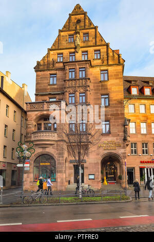 Nürnberg, Deutschland - Dezember 24, 2016: Straße der Stadt, die man zu Weihnachten mit den Menschen um Stockfoto