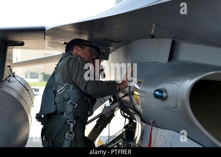 Us-Luftwaffe Kapitän Matthew Kimmel, 79th Fighter Squadron (FS) Pilot- und US-Thunderbirds Pilot - wählen, prüft eine F-16 CM Fighting Falcon vor bei Shaw Air Force Base, S.C., Juli 19, 2016 fliegen. Kimmel wurde durch die Thunderbirds inspiriert, als er sah, wie sie an einem Travis Air Force Base Air Show in Kalifornien. Stockfoto