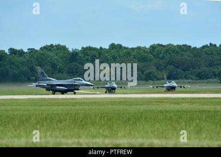 Us-Luftwaffe Kapitän Matthew Kimmel, 79th Fighter Squadron (FS) Pilot- und US-Thunderbirds Pilot - wählen Sie, Links, Taxis auf der Startbahn in einem F-16 CM Fighting Falcon bei Shaw Air Force Base, S.C., 19. Juli 2017. Die F-16 ist ein sehr wendig, multi-role Fighter Flugzeug, Luft-zu-Luft bekämpfen und Luft-zu-Oberfläche angreifen. Stockfoto