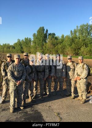 Mitglieder der 130 Airlift Wing Sicherheitskräfte Squadron posieren für ein Foto nach Abschluss der Bundeswehr Proficiency Abzeichen (GAFPB) Kurs, 5. Mai 2017, bei Rosecrans Air National Guard Base, St. Joseph, Missouri. Die GAFPB eine Dekoration der Bundeswehr, den Streitkräften der Bundesrepublik Deutschland. Als eine der wenigen ausländischen Abzeichen, die berechtigt sind, auf das US-Militär Uniform getragen zu werden, die GAFPB ist einer der am meisten begehrten Auszeichnungen. Neun Verteidiger mit 130 AW verdient die Auszeichnung nach Abschluss der rigorose Kurs. Stockfoto
