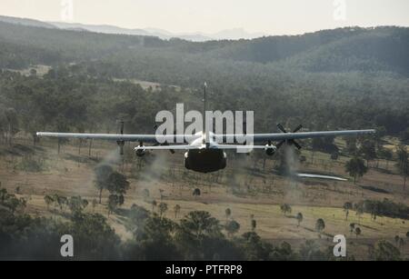 Ein Nr. 40 Squadron Royal New Zealand Air Force C-130H (NZ) fliegt in unterschiedlicher Formation mit einem US Air Force 17 Special Operations Squadron MC-130J Commando II Juli 12, 2017 in Queensland, Australien. Ausführen von Airborne im gesamten Talisman SABRE 2017, der bilateralen Schulungsveranstaltung die Stärke einer Partnerschaft, die über die Jahre entwickelt hat, symbolisiert. Stockfoto