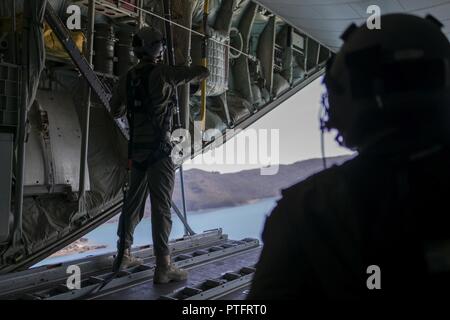 Nr. 37 Squadron der Royal Australian Air Force loadmasters Blick aus dem Rücken der RAAF C-130J Hercules während einer ungleichen Formationsflug mit der US Air Force 17 Special Operations Squadron MC-130J Commando II Juli 19, 2017, über Queensland, Australien. Die bilateralen Training Veranstaltungen während der Talisman Sabre 2017 durchgeführt, um die Stärke der Allianz zwischen den Vereinigten Staaten und Australien zeigen. Stockfoto