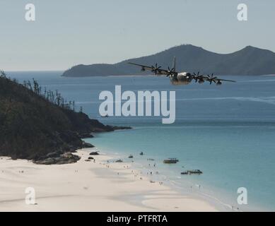 Ein US Air Force 17 Special Operations Squadron MC-130J Commando II fliegt in unterschiedlicher Formation mit einem Nr. 37 Squadron der Royal Australian Air Force C-130 J Hercules Juli 19, 2017, über Queensland, Australien. Die bilateralen Training Veranstaltungen während der Talisman Sabre 2017 durchgeführt, ermöglichen eine bessere Interoperabilität zwischen den USA und der australischen Streitkräfte. Stockfoto