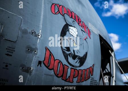 Nr. 37 Squadron der Royal Australian Air Force Flugbesatzungen und Beobachter von der US Air Force 353 Special Operations Group bereiten die RAAF C-130J Hercules vor einer bilateralen interfly mit US Air Force 17 Special Operations Squadron MC-130J Commando II Juli 19, 2017, in Rockhampton, Australien. Die bilateralen Training Veranstaltungen während der Talisman Sabre 2017 durchgeführt, ermöglichen eine bessere Interoperabilität zwischen den USA und der australischen Streitkräfte. Stockfoto