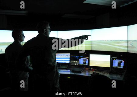 Staff Sgt. Jessie Fairchild, mit der im Air Traffic Control Squadron (KAS), Züge Airman 1st Class Kyle Austin, ein Lehrling mit der im KAS auf der Tower Simulator System (TSS) an wichtigen Feld Air National Guard Base, Meridian, Fräulein, 11. Juli 2017. Die TSS ermöglicht Controllern mit der im Live-einsatz Flugzeuge Verkehr zu üben. Stockfoto