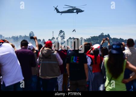 Eine kolumbianische UH-60 Black Hawk Hubschrauber beteiligt sich an der Feria Aeronautica Internacional - Kolumbien 2017 José María Córdova International Airport in Rionegro, Kolumbien, 13. Juli 2017. Die United States Air Force ist die Teilnahme an der 4-tägigen Air Show mit zwei Südcarolina Air National Guard F-16 als statische Displays, plus statischem zeigt von einer KC-135, KC-10, zusammen mit einer F-16 Antenne Demonstration des Air Combat Command Viper Osten Demo Team. Vereinigte Staaten militärische Beteiligung in der Air Show bietet eine Gelegenheit zur Verstärkung unseres militärischen Beziehungen mit regionalen Pa Stockfoto