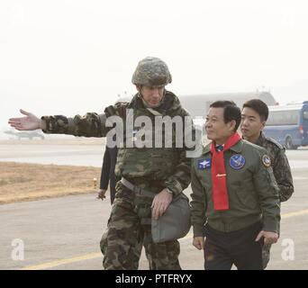 18 Wing Commander von Kadena Air Base, Japan, Brig. Gen. Fall A. Cunningham und Bürgermeister von Gwangju, Jang Hyun Yoon zu Fuß zu einem statischen F-22 Raptor, Dez. 07, 2017. Yoon besuchte während des routinemäßigen Übung wachsam Ace. Stockfoto