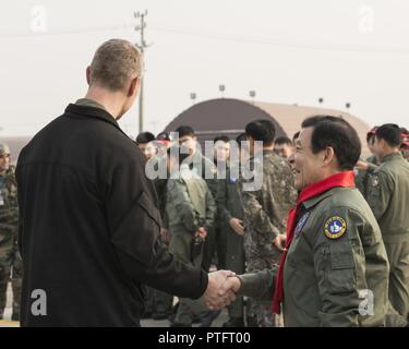 Us Air Force Oberstleutnant David M. Skalicky schüttelt Hände mit dem Bürgermeister von Gwangju, Jang Hyun Yoon, Dez.07, 2017, in Gwangju, Korea. Der Bürgermeister war in der Lage, die wichtigsten Führer der Wachsam Ace Übung in Gwangju AB zu sprechen. Stockfoto