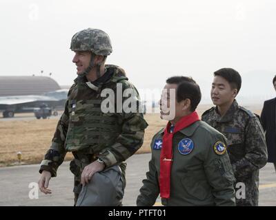 18 Wing Commander von Kadena Air Base, Japan, Brig. Gen. Fall A. Cunningham und Bürgermeister von Gwangju, Jang Hyun Yoon zu Fuß zu einem statischen F-22 Raptor, Dez. 07, 2017. Yoon besuchte während des routinemäßigen Übung wachsam Ace. Stockfoto