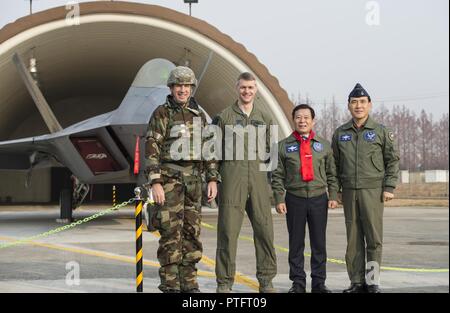 Von links nach rechts, US Air Force Brig. Gen. Fall A. Cunningham, Oberstleutnant David M. Skalicky, Bürgermeister von Gwangju, Jang Hyun Yoon und Republik Korea AF Brig. Gen. Gyu Shik Kang, für ein Gruppenfoto vor der F-22 Raptor, Dez. 07, 2017 darstellen, an Gwanju Air Base, ROK. Der Bürgermeister war in der Lage, die wichtigsten Führer der Wachsam Ace Übung in Gwangju AB zu sprechen. Stockfoto