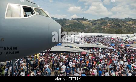 Zuschauer Spaziergang durch das Messegelände während der Feria Aeronautica Internacional - Kolumbien in Rionegro, 15. Juli 2017. Die Mitglieder des 349 Air Mobility Wing, Travis Air Force Base, Calif. verbunden mit dem Flieger von der 169th Fighter Wing, Columbia, S.C. in der Unterstützung der kolumbianischen Luftwaffe während der International Air Show durch die Bereitstellung von zwei South Carolina Air National Guard F-16 als statische Displays, sowie statische zeigt von einer KC-135 Stratotanker sowie einer KC-10 Extender. Die Teilnahme der Vereinigten Staaten Luftwaffe in der Luft zeigen die Chance bietet, die militärisch-zu-mi zu stärken Stockfoto