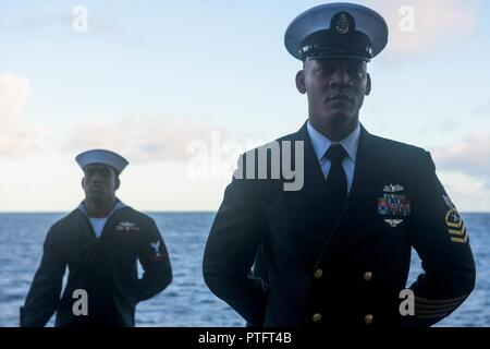 CORAL SEA (15. Juli 2017) Senior Chief's Gunner Mate Terrence Wright, von Miami, steht an Parade Rest während feuern Detail führenden Chief Petty Officer während einer Bestattung auf See Zeremonie für Julius "Harry" Frey und seine Frau, Jerry, an Bord der Marine vorwärts Dienst bereitgestellten Flugzeugträger USS Ronald Reagan (CVN 76), während der Talisman Sabre 2017. Frey, ein WWII Veteran, serviert an Bord der USS Lexington (CV2) während der Schlacht von Coral Sea und seine Asche wurde beigesetzt an den Koordinaten, wo das Schiff sank. Talisman Säbel ist eine realistische und anspruchsvolle Übung, bringt service Mitglieder näher Stockfoto