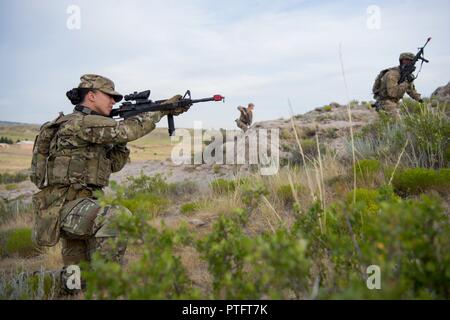 Senior Airman Shealyn Kunze, 791 . Rakete Sicherheitskräfte Squadron Leader Response Force, von Minot Air Force Base, N.D., bietet Abdeckung während ein Zähler Sprengkörper Kurs im Camp Guernsey, Wyo. Juli 19, 2017 improvisiert. Verteidiger von mehreren Raketen Sicherheitskräfte Staffeln besuchte eine 22-tägige Tactical Response Force Kurs, der Sie als TRF-Mitglieder zertifizieren. Stockfoto