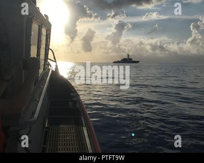 Das Patrouillenboot James (WMSL-754) und ein Coast Guard Station Fort Lauderdale Antwort Boot Medium (RB-M) Rendezvous ein Personal übertragen, Fort Lauderdale, Florida Freitag, 21. Juli 2017 durchzuführen. Us-Küstenwache Stockfoto