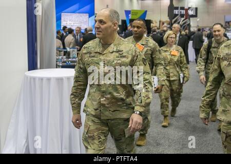 Us-Armee Gen. Gus Perna, Army Material Command kommandierender General, Besuche mehrere Stände an der Verband der US-Armee globale Kraft Symposium 2018 in Huntsville, Alabama, Jan. 26, 2018. Stockfoto