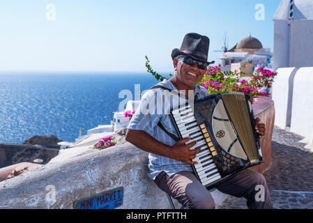 Lokale griechische Mann spielt Akkordeon in Oia, Santorini Stockfoto